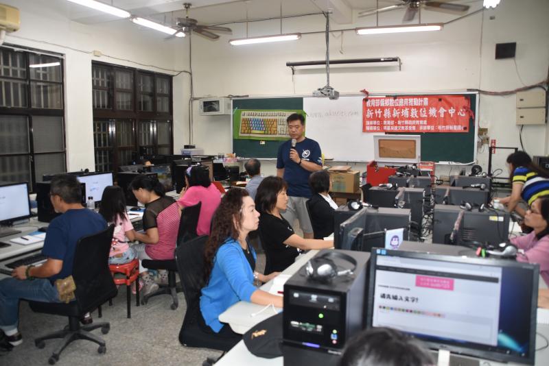 林老師正講解如何利用Photocap軟體設計名片,再利用Lasercad軟體輸出UD5檔,以雷雕機完成學員名片作品