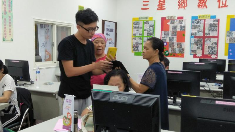 講師教導學員如何下載APP小遊戲