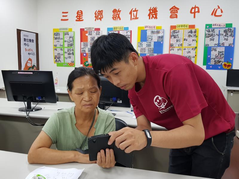 耐心為長輩解說手機app操作方式