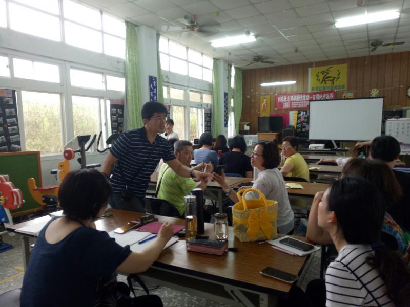 老師與學員討論上課的問題