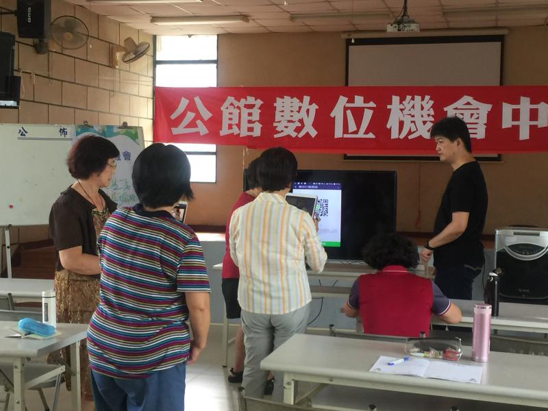 手機申請一個Line帳號，加入好友並傳貼圖、訊息或照片給好友；免費加貼圖功能。