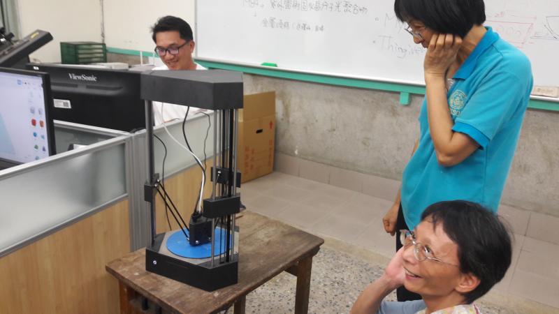 學員設計製作彈力車或凸輪玩具。大家玩的好興奮哦