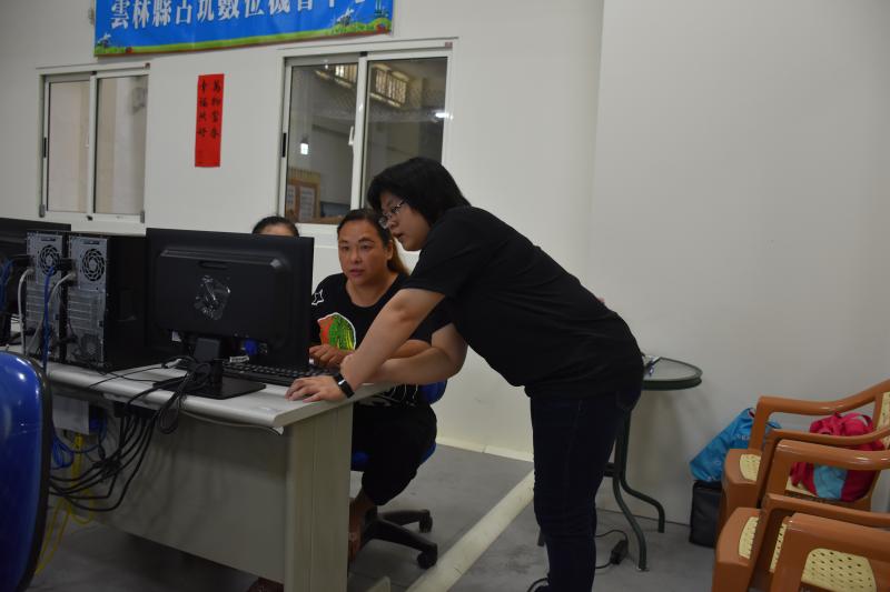 大家很熱情的一直詢問如何操作~駐點幫忙解決