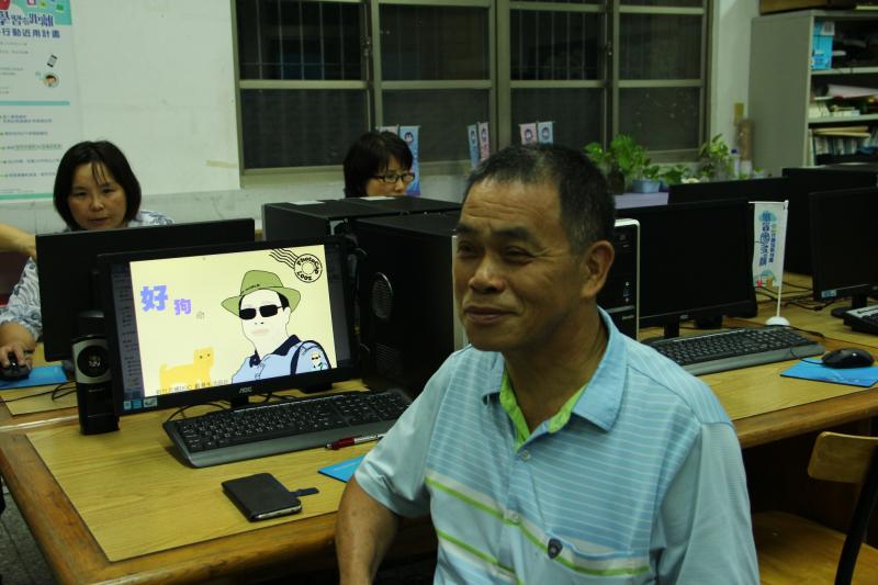 學員在自己的課堂上繪製出新潮的自畫像,與本尊對照