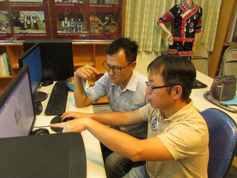 老師教學員使用WORD文書應用。