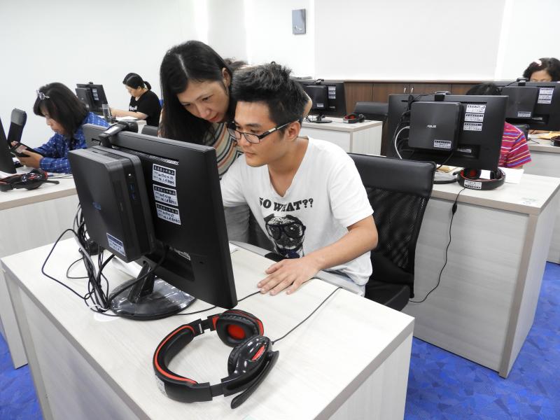 一對一協助學員解決問題