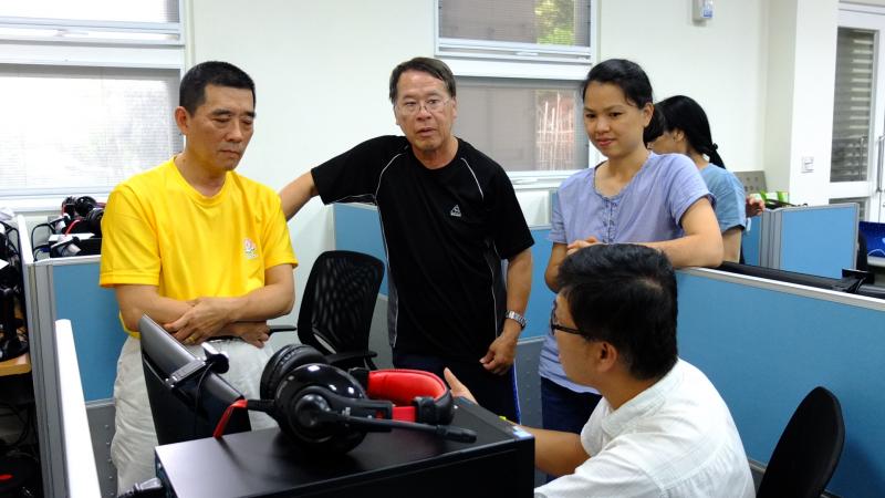 講師和學員討論新聞稿內容的細修調整。