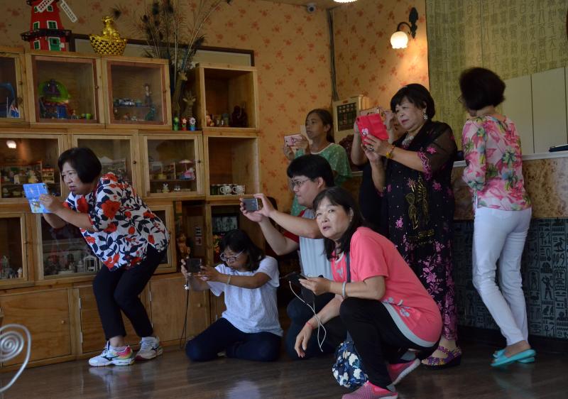 學員們在室內認真練習拍攝