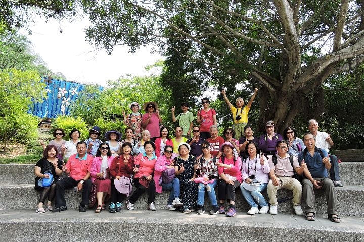 安排學員外拍增加做相片書的素材，學習將相片放入電腦分類或建擋。