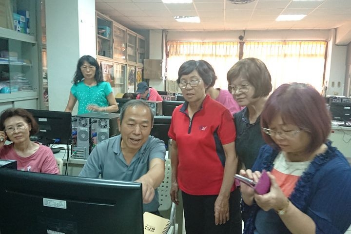 電子平台翻閱所作成果，互相觀摩，讓相片書內容更豐富。