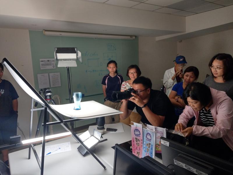 在鎂光燈的照射下商品逐漸有專業的畫面