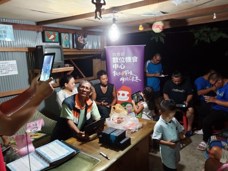 學員拿到近用計畫發送的平板，在講師的引導下開始摸索應用程式。