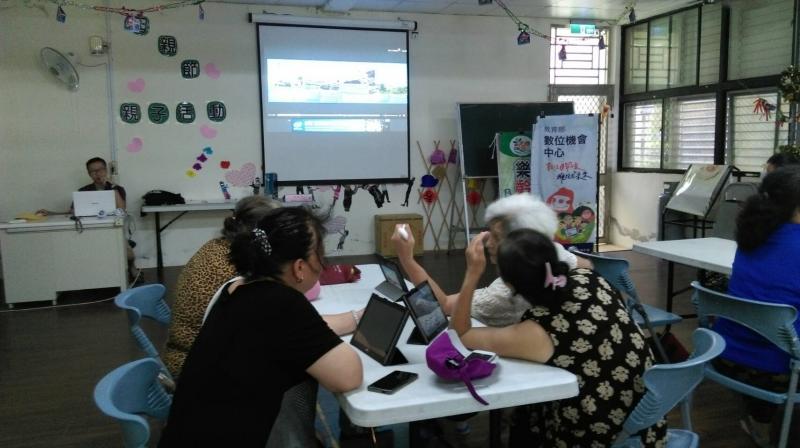 藉由觀看蘇澳鎮的舊照片，讓自己也回到過往的年長者，也可以討論出 自己要做的社區時光機