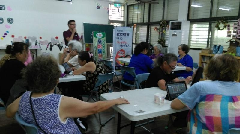 講師細心的說明 年長者用心地傾聽