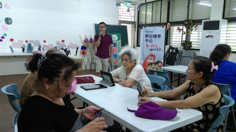 年長者這熱烈討論著 東岳部落要如何呈現出屬於東岳部落的舊這片回祿