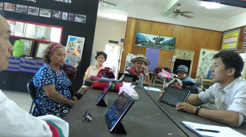 生活在雲端  年長者說； 甚麼是雲端 講師說；我帶妳們一起進入3c產品的世界裡 你們就知道雲端了