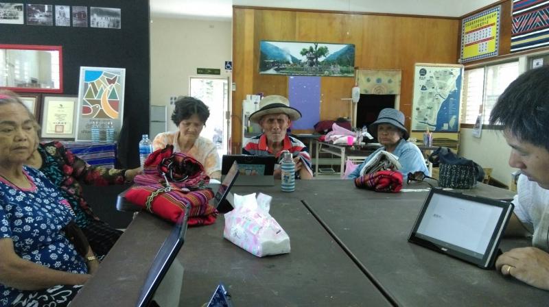 雖然一臉茫然 但也很用心聽老師講解著