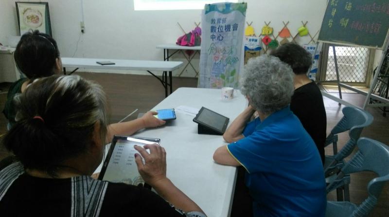 婆婆媽媽們  用心聽課