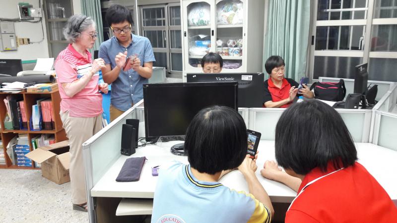 學員能藉著兩人一組互相討論，共同完成一支影片