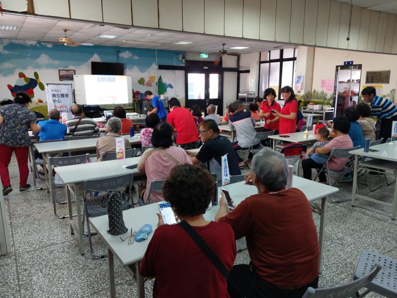 學員專心聽講解