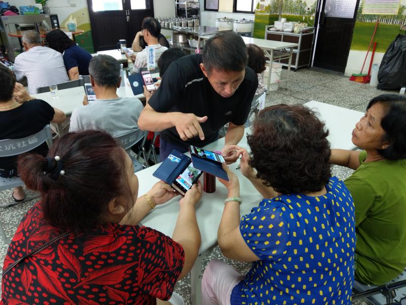 講師親身指導學員使用