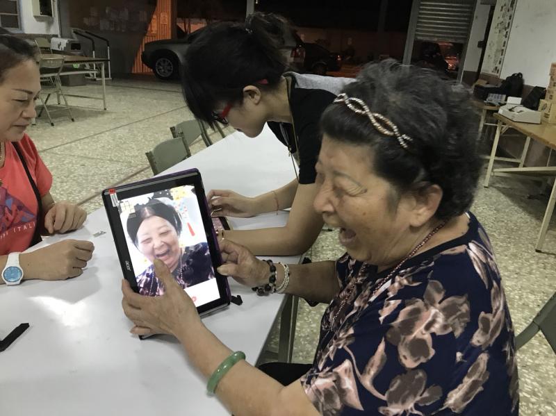 阿嬤使用美顏相機當中的『格格』美圖模式。