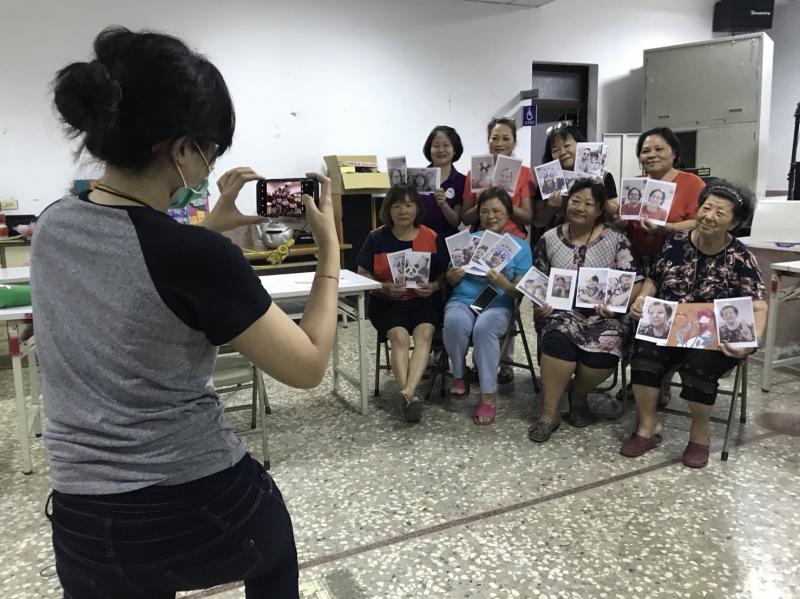 將照片列印出來合照。