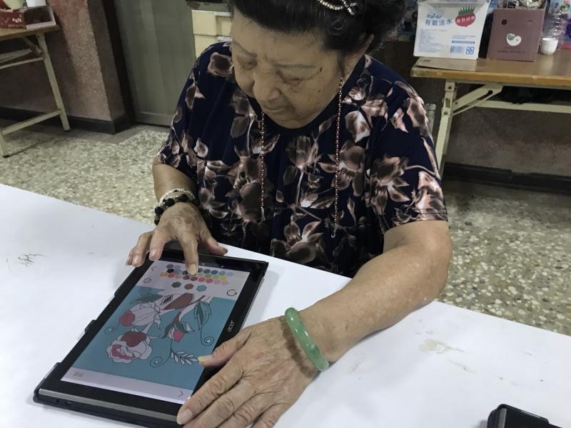 阿嬤自己選取喜歡的顏色來搭配。