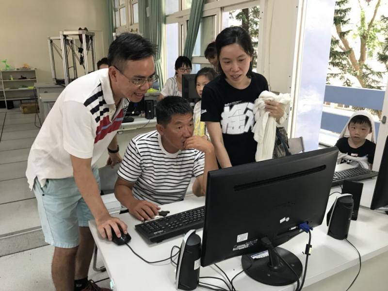 講師指導學員進行課程操作