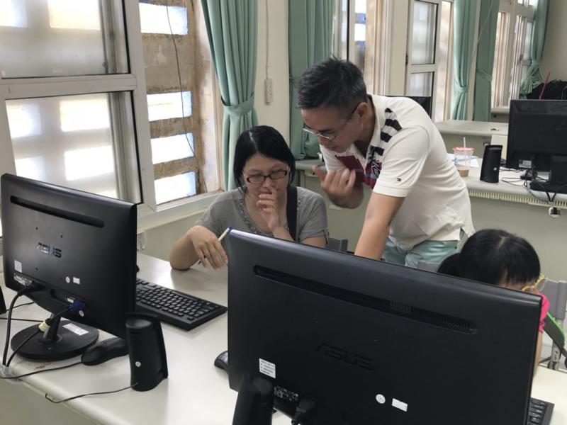 講師與學員進行課程討論