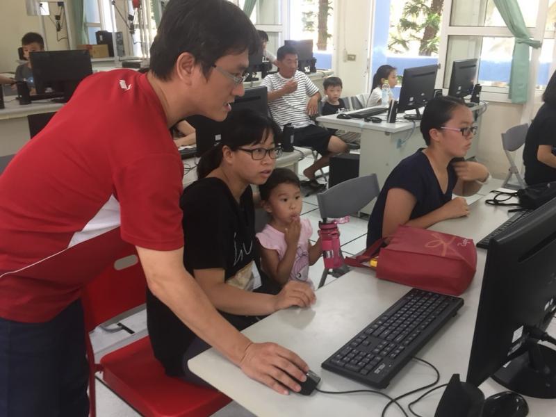 講師指導學員操作雷雕設計軟體