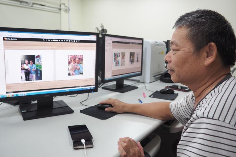 學員正在瀏覽自己做的電子書喔