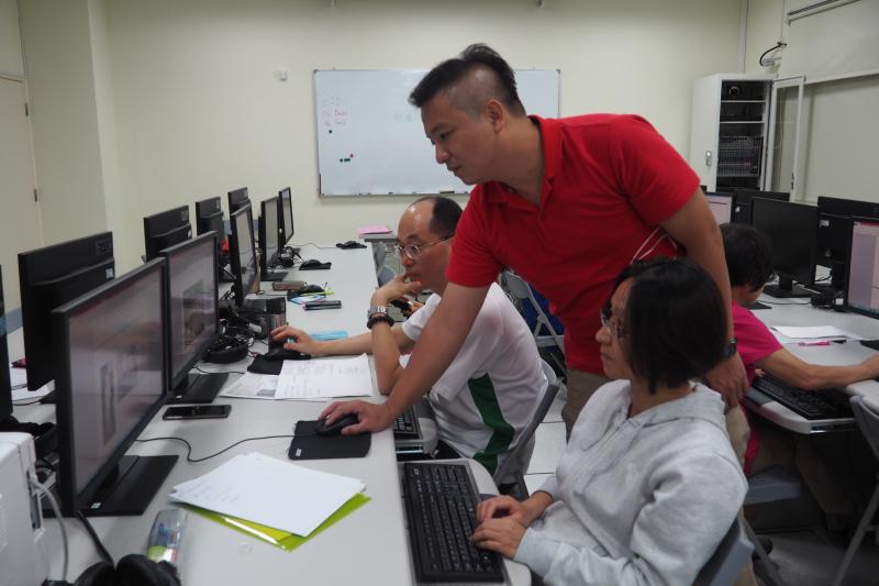 老師教導學員們使用WORD排版製作