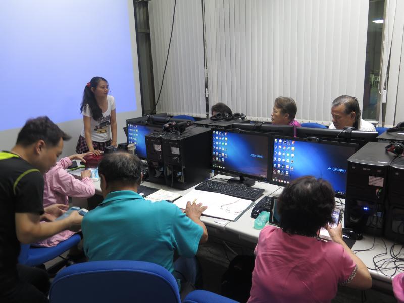 陳育君講師帶領學員上網學習