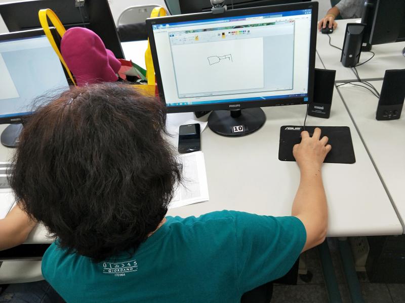 學員利用簡易軟體小畫家，先構圖把心中明亮的那盞燈描繪完成!