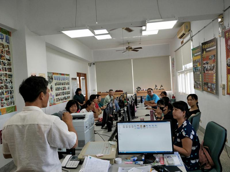 老師一步步教導學員操作電腦，學員發揮想像力把心中明亮燈畫出