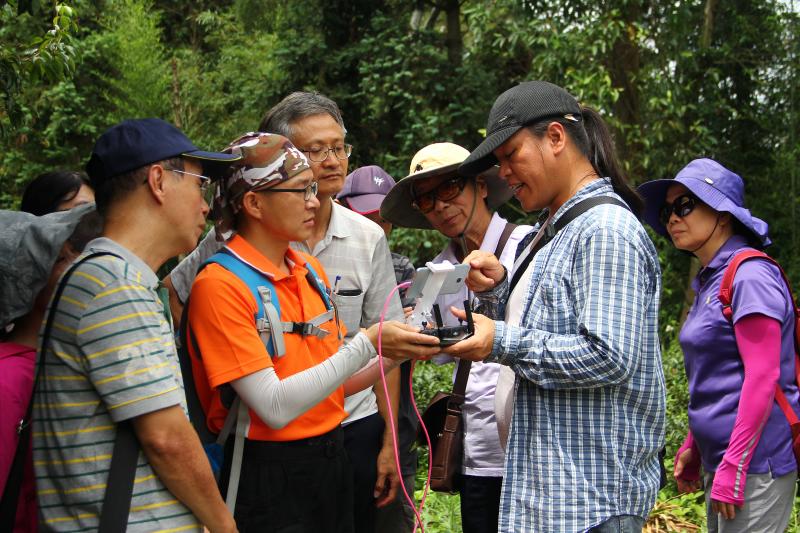 老師教導學員們如何操作空拍機