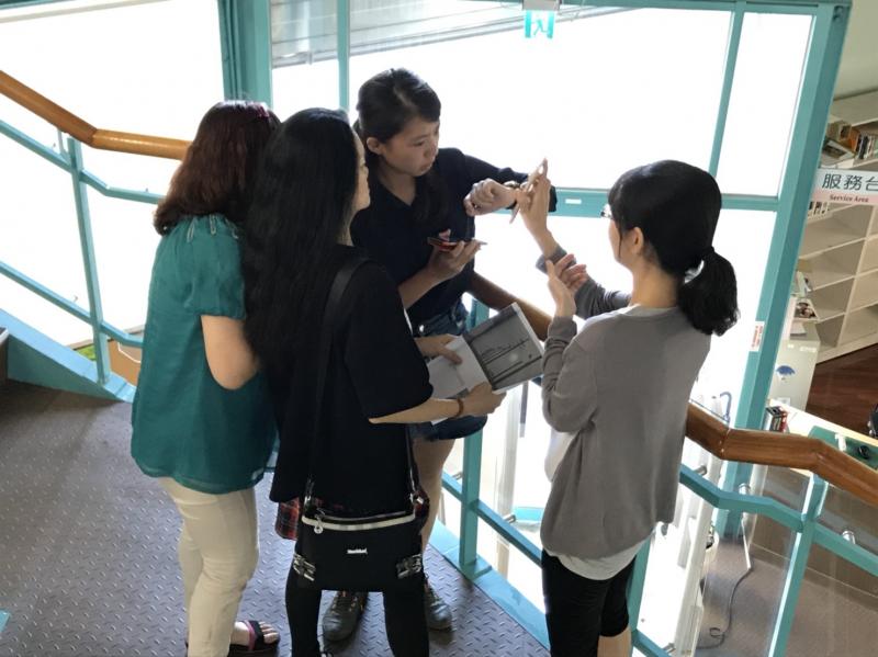 學員們專注地看的老師示範操作