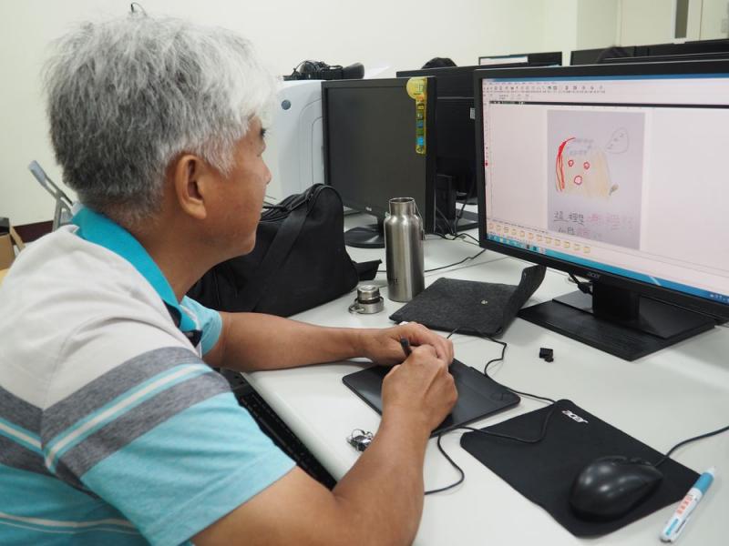 學員用繪畫板正在繪圖中