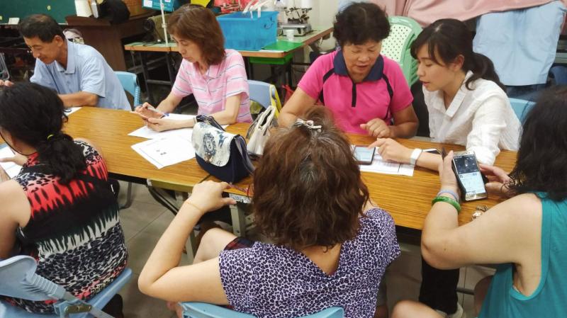 數位中心在港東社區的上課情形