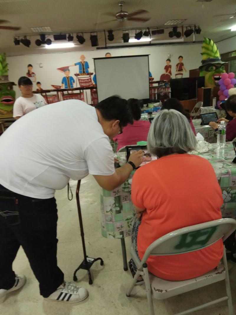 學員對於平板有些是陌生的，講師需要耐心的一一教導