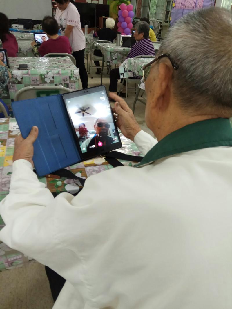 來玩拍照，學員們自己也愛搞怪