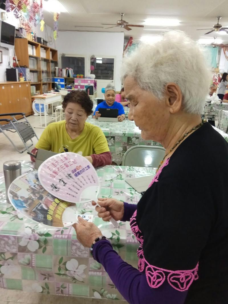 利用學習的拍照功能，把自己的美美相片印出，準備粘貼在扇子上