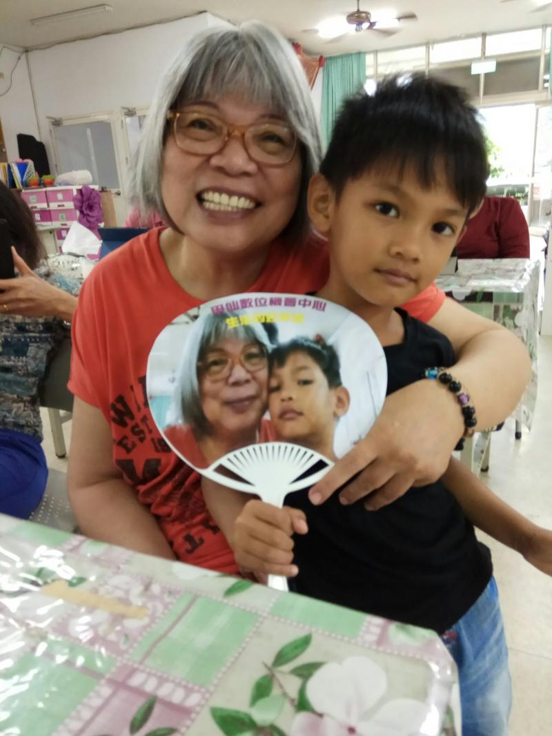 跟孫子玩自拍，哪個最可愛啊!