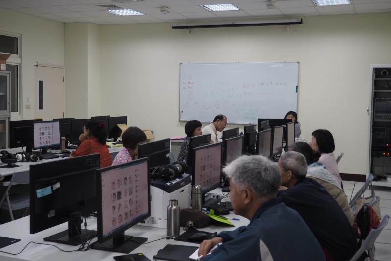 沛晴老師介紹WACOM官網，介紹簡易板和專業版(插畫家)所使用的數位板