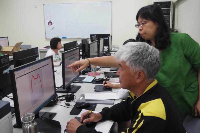 教導學員們建立資料夾，並一步一步教導解說