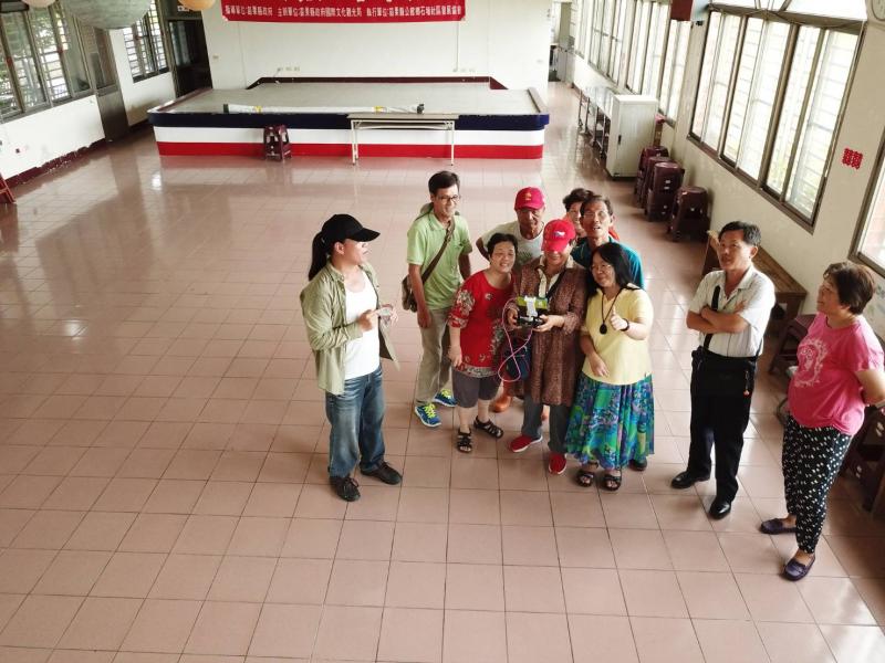 下雨天也不放過練習，室內操作空拍機。