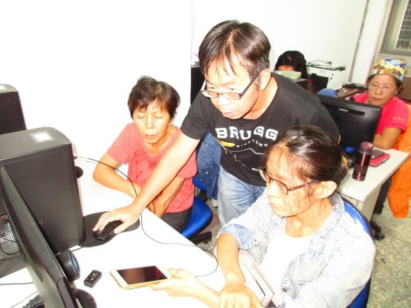 老師指導學員使用軟體