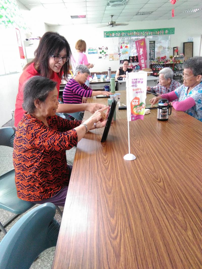 長輩學員認真的學習中