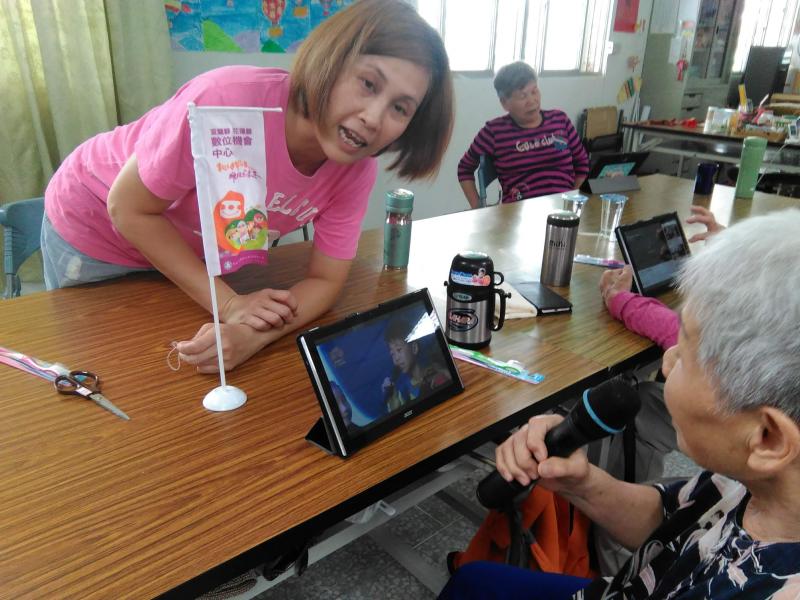 學習以平板下載APP，點歌高唱一曲。